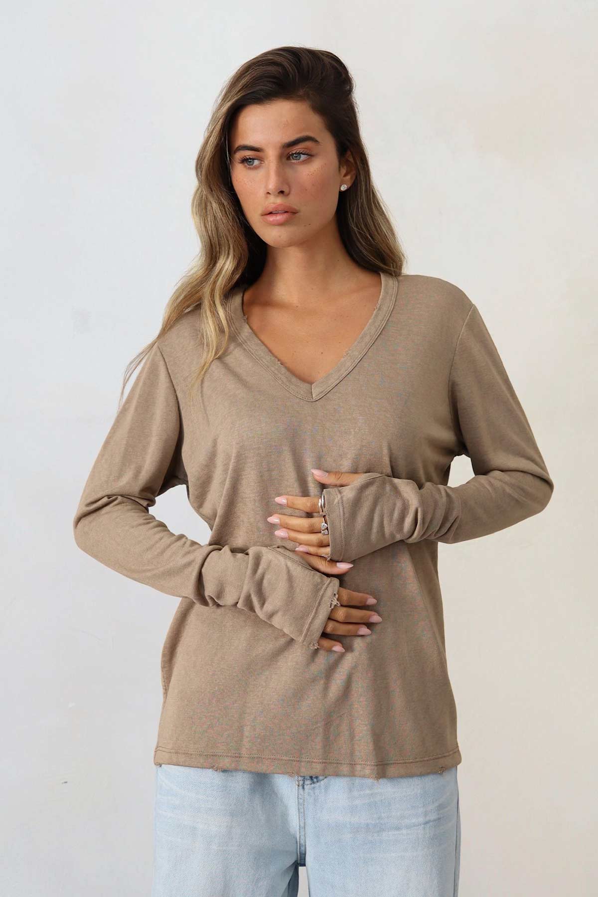 חולצת פשתן וי קרעים אסקייפ