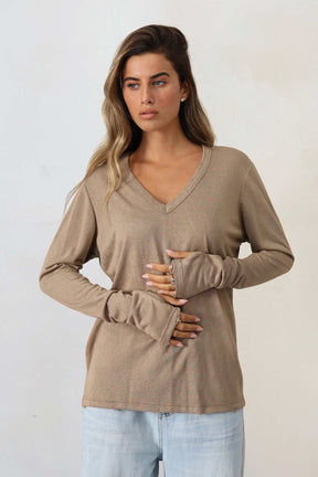 חולצת פשתן וי קרעים אסקייפ