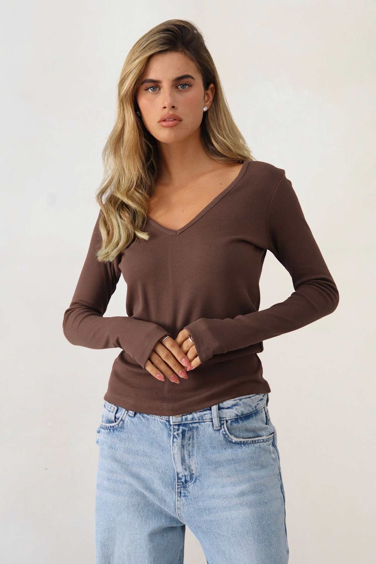 חולצת טישירט וי לורה