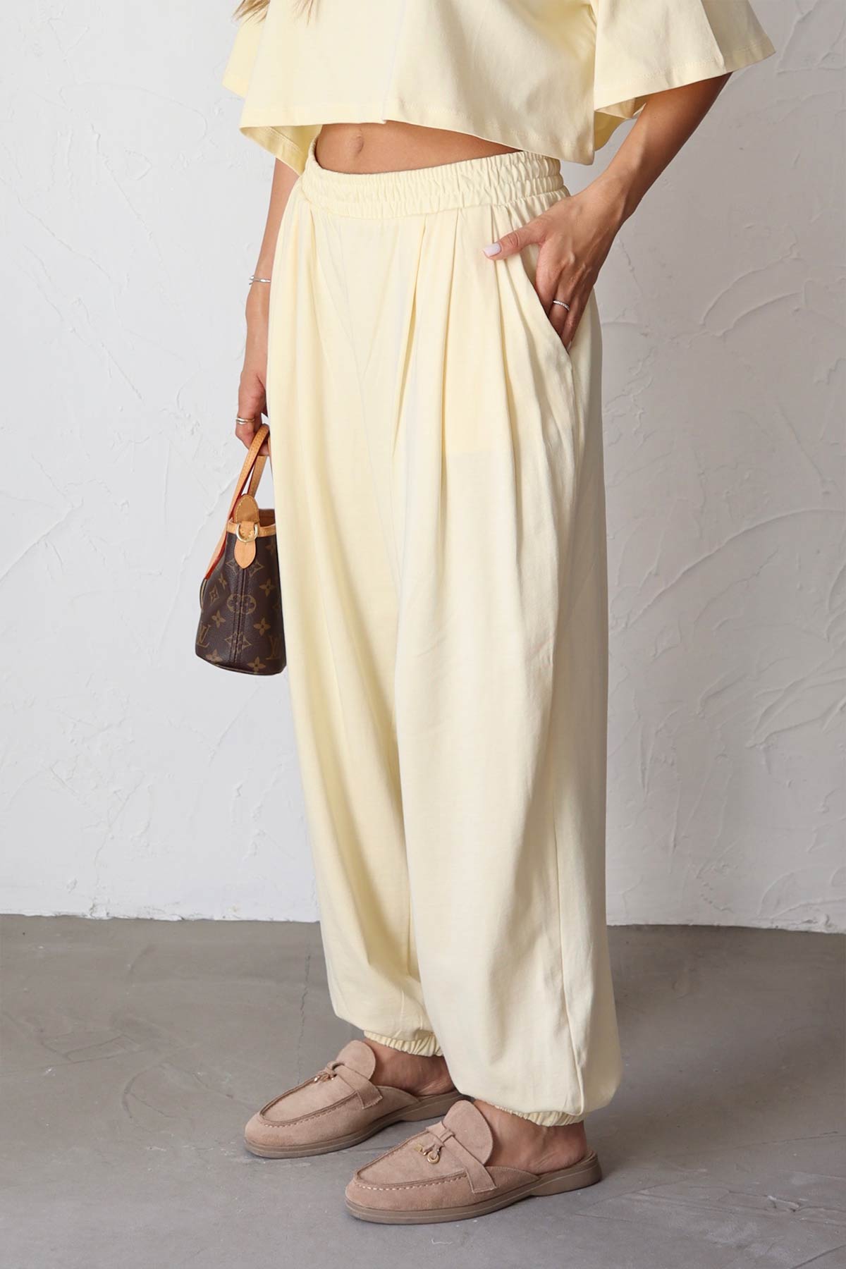 #צבע_צהוב בהיר