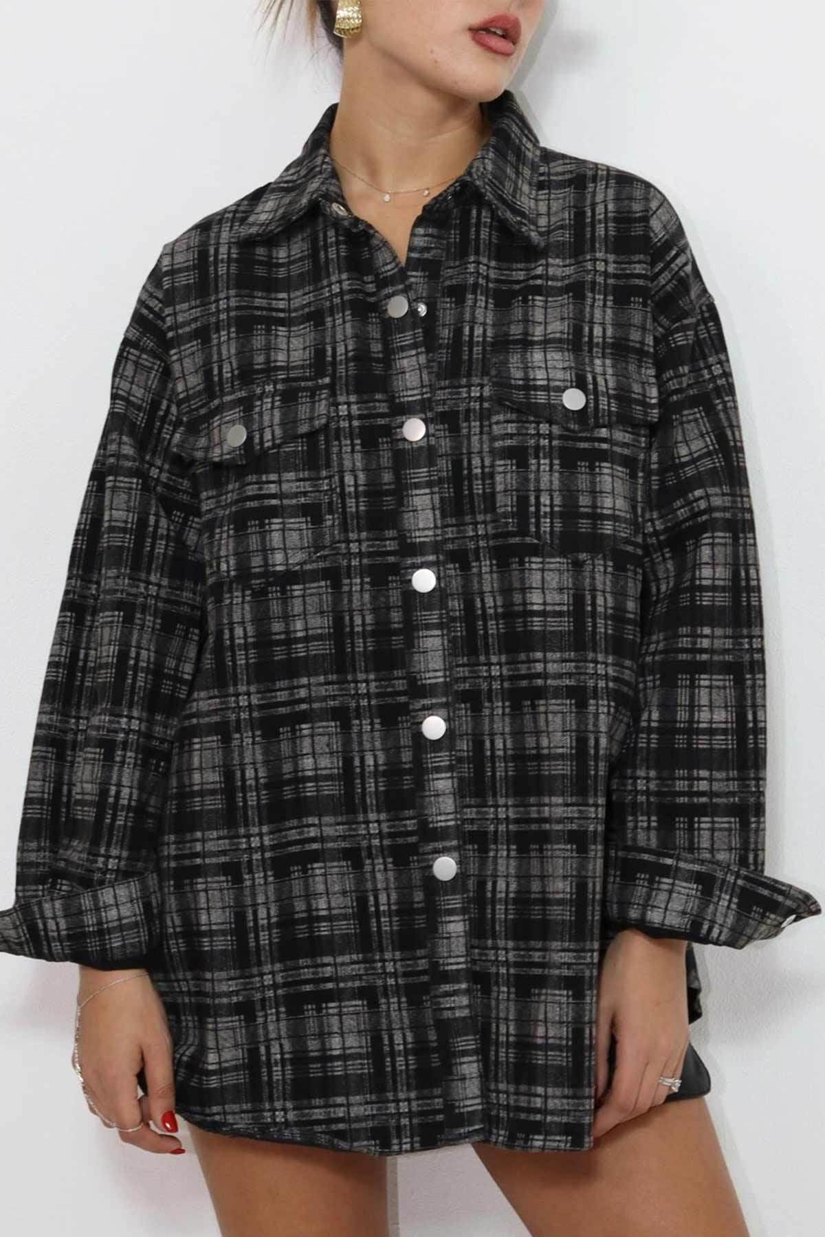 חולצת אוברסייז מכופתרת לוסיה