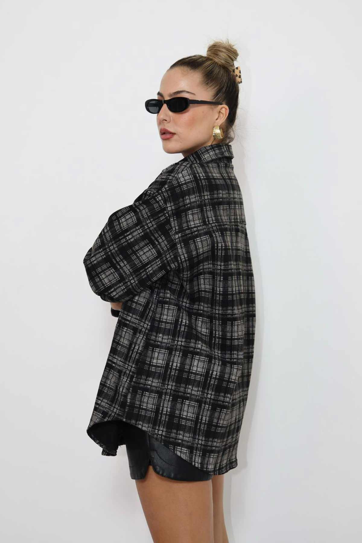 חולצת אוברסייז מכופתרת לוסיה