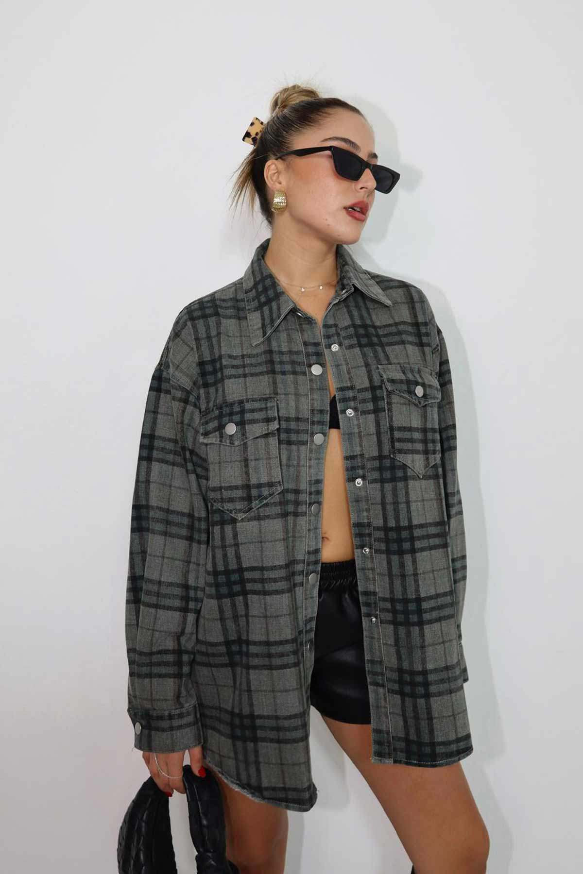 חולצת אוברסייז מכופתרת לוסיה