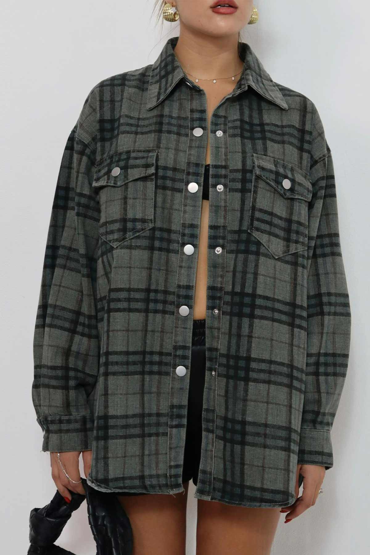 חולצת אוברסייז מכופתרת לוסיה