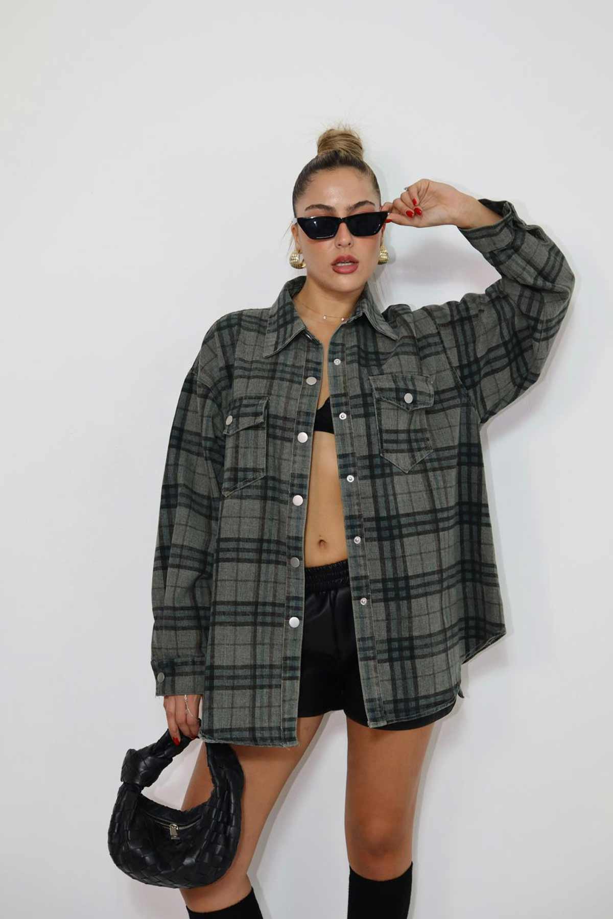 חולצת אוברסייז מכופתרת לוסיה