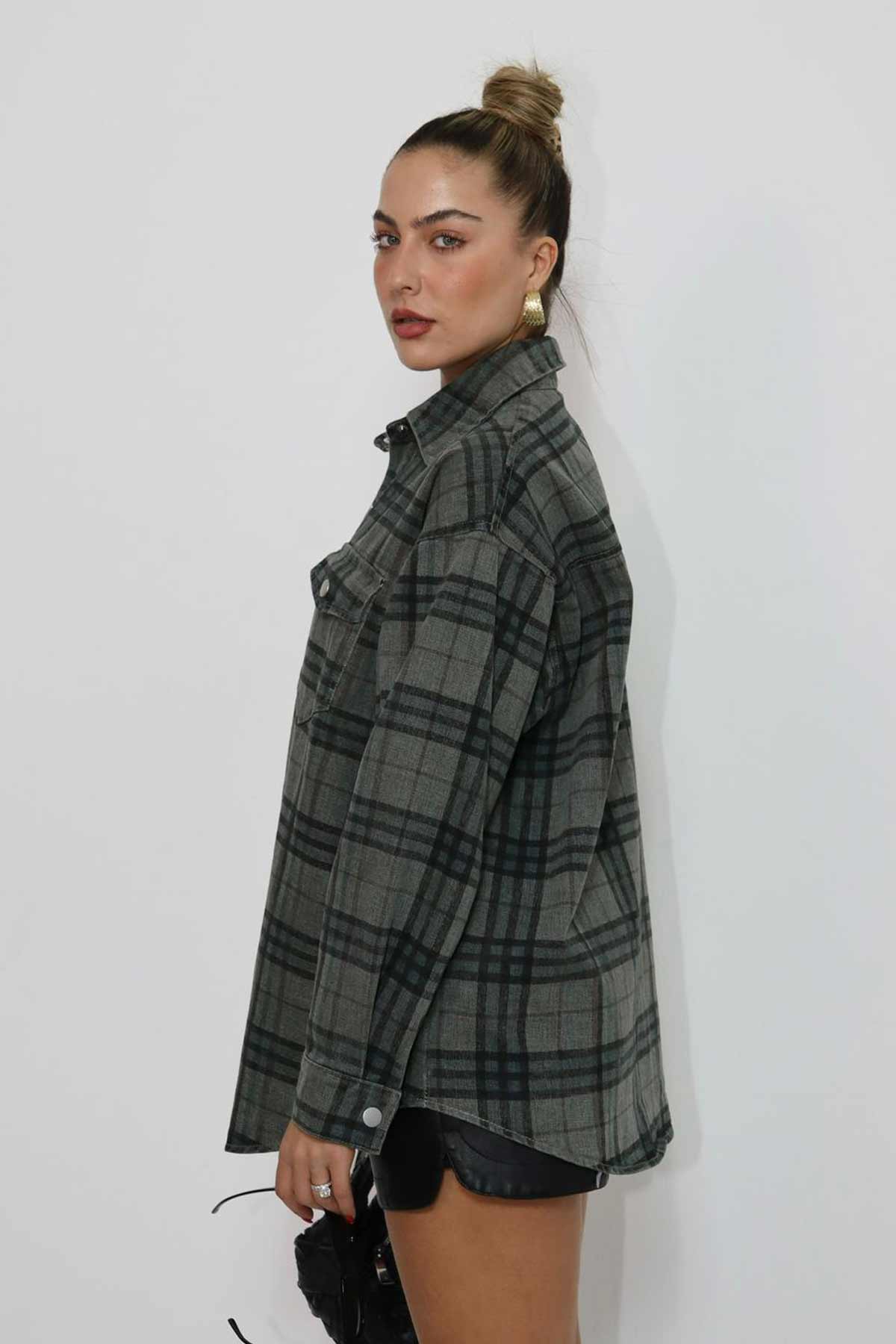 חולצת אוברסייז מכופתרת לוסיה