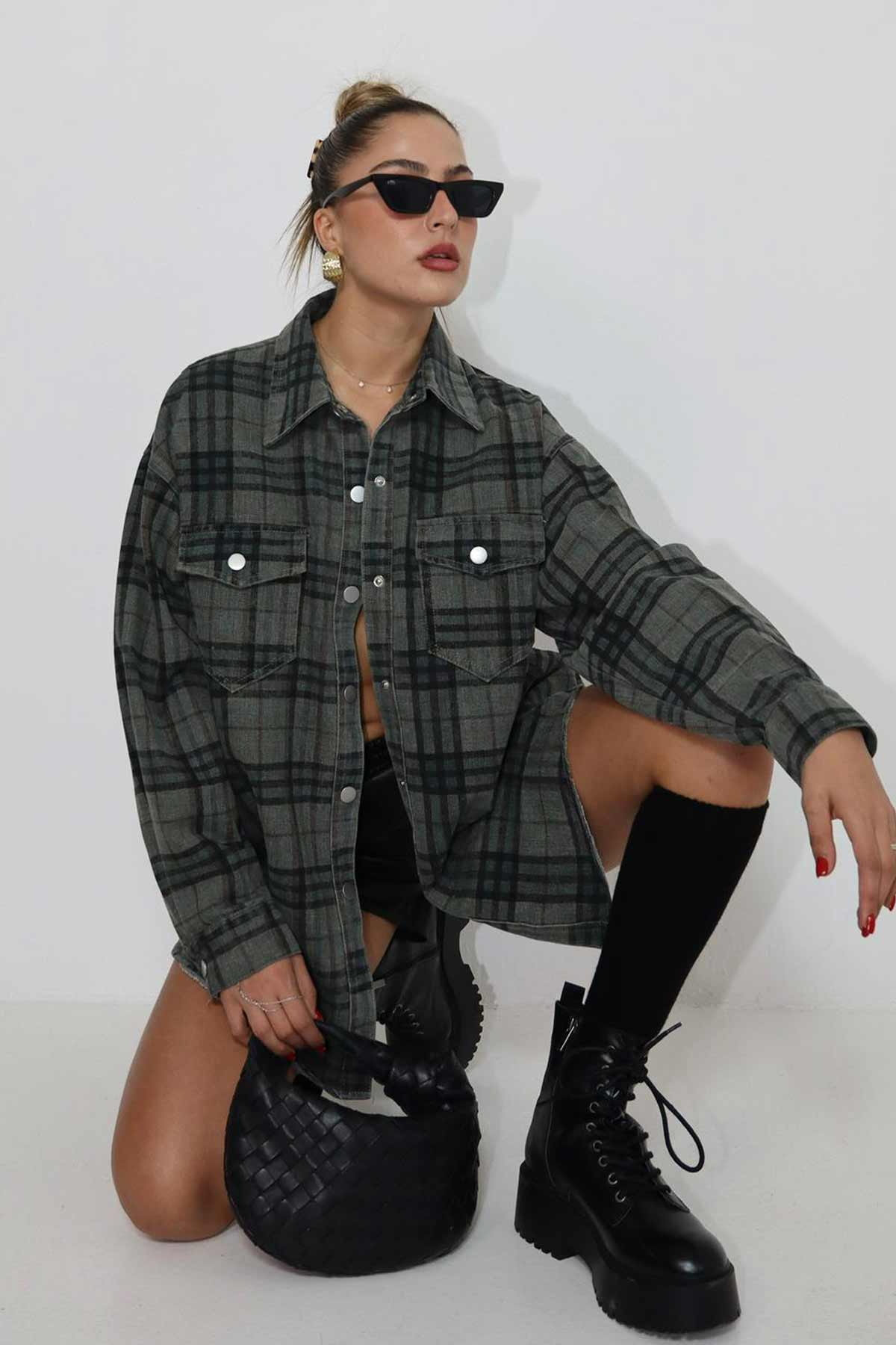 חולצת אוברסייז מכופתרת לוסיה