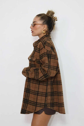 חולצת אוברסייז מכופתרת לוסיה