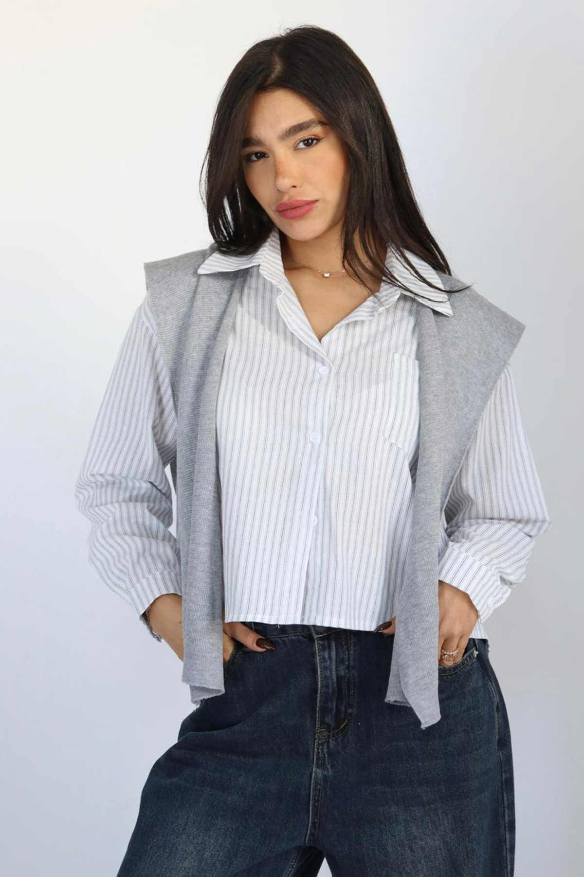 חולצה מכופתרת וצעיף אייברי