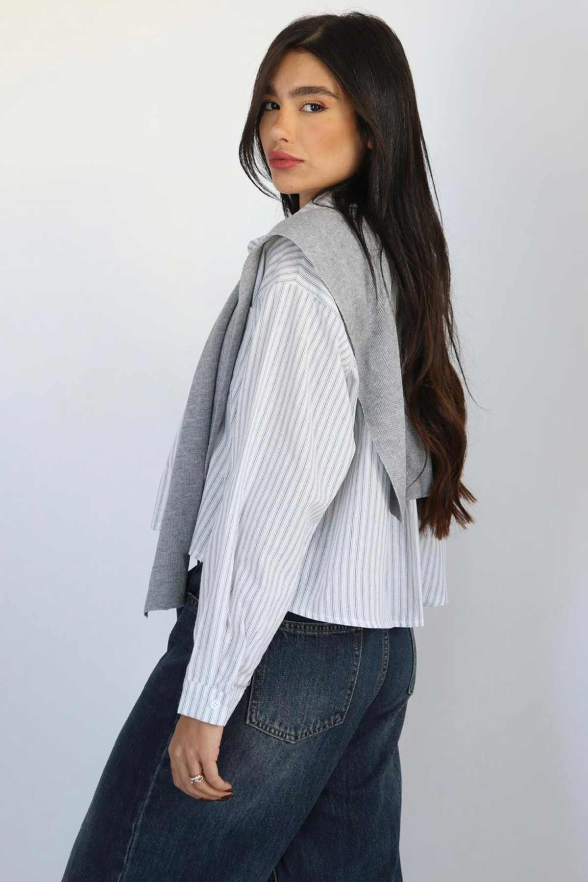 חולצה מכופתרת וצעיף אייברי