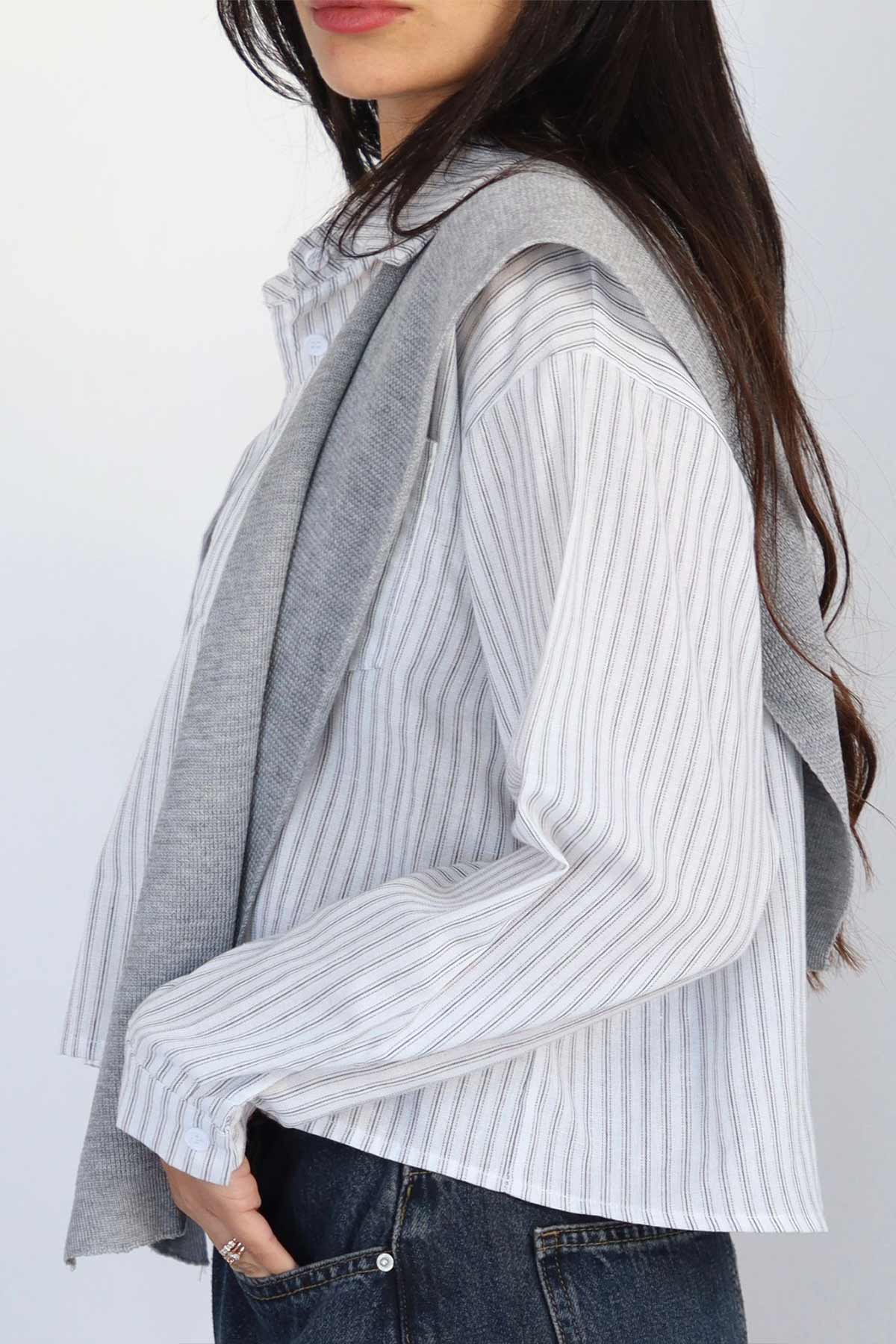 חולצה מכופתרת וצעיף אייברי