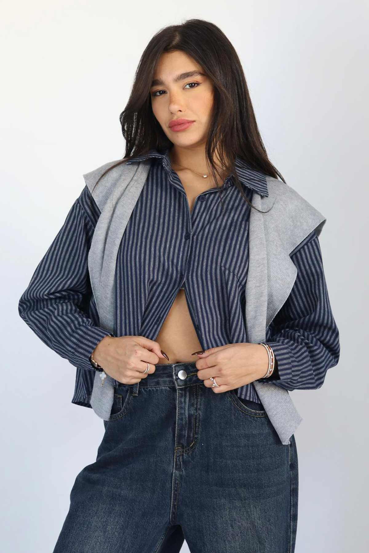 חולצה מכופתרת וצעיף אייברי