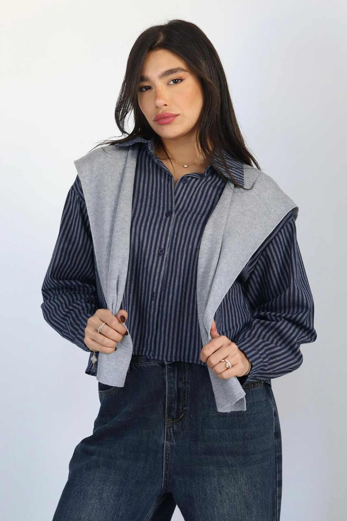 חולצה מכופתרת וצעיף אייברי