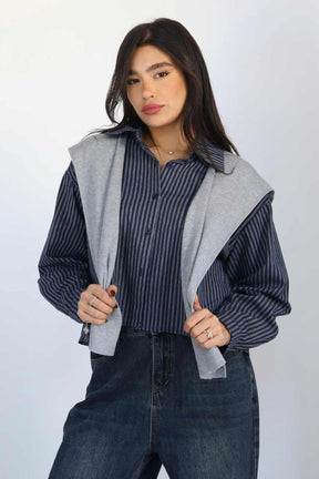 חולצה מכופתרת וצעיף אייברי