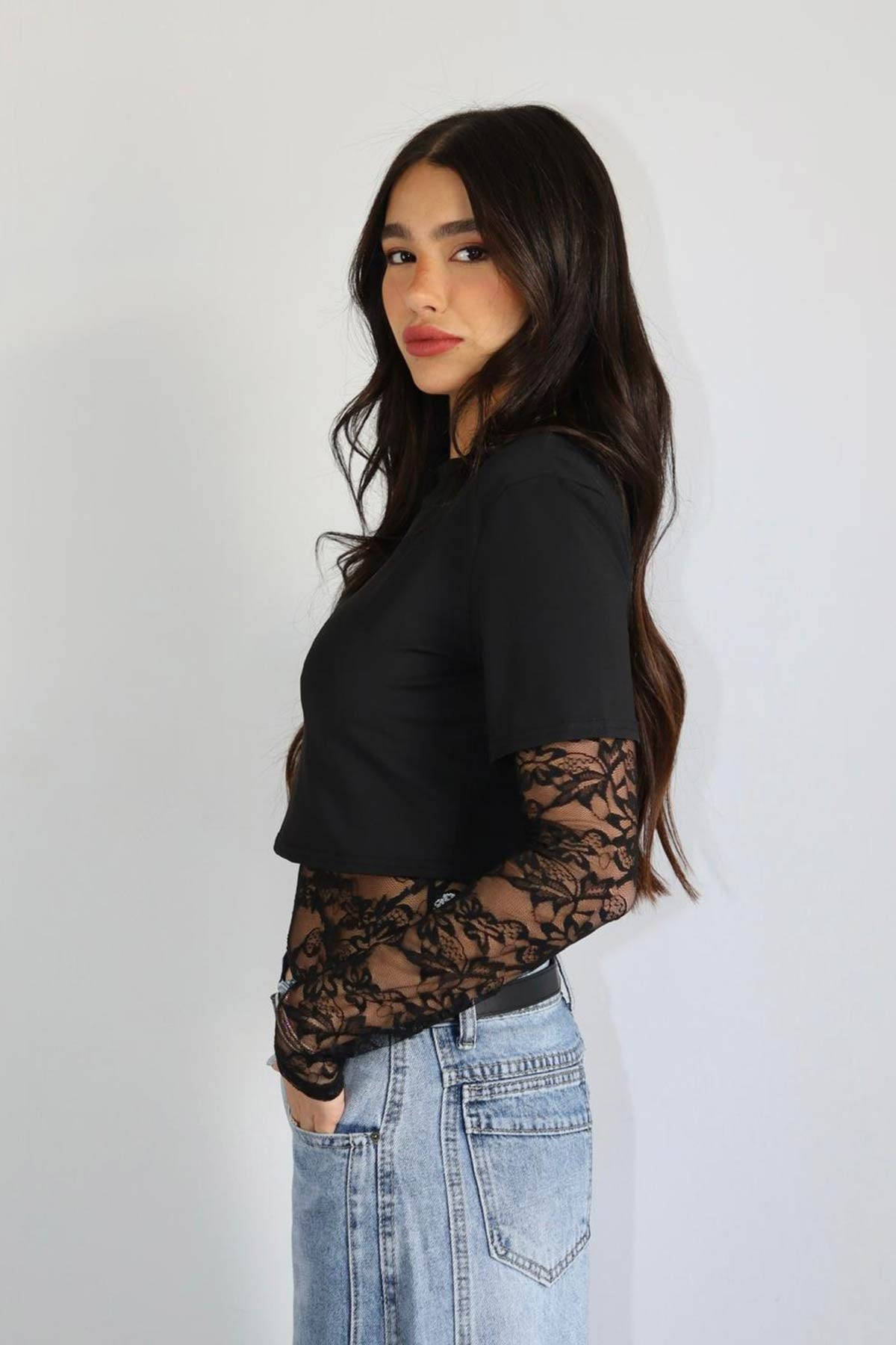 חולצת קרופ תחרה צ׳לסי