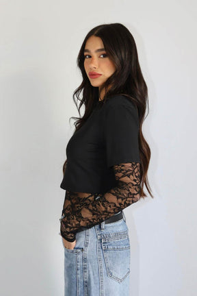 חולצת קרופ תחרה צ׳לסי