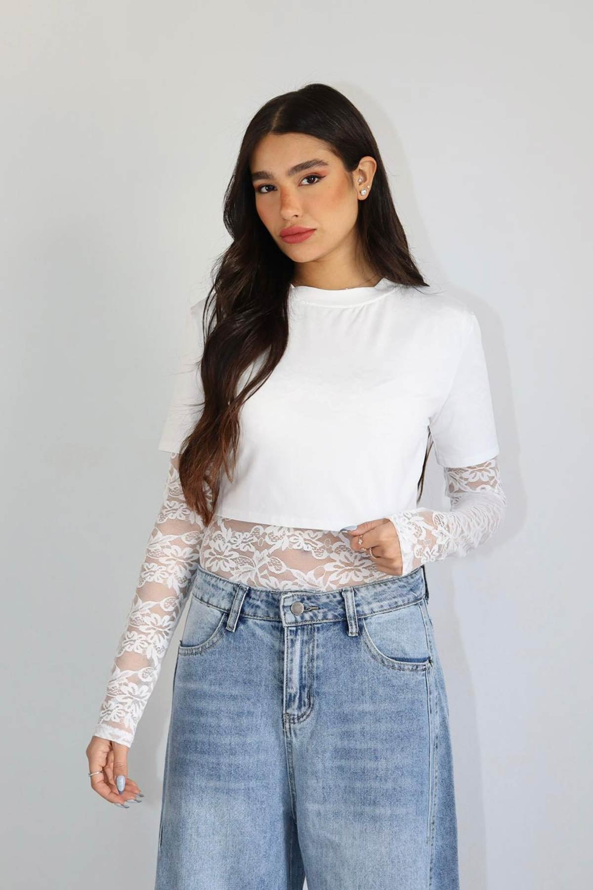 חולצת קרופ תחרה צ׳לסי