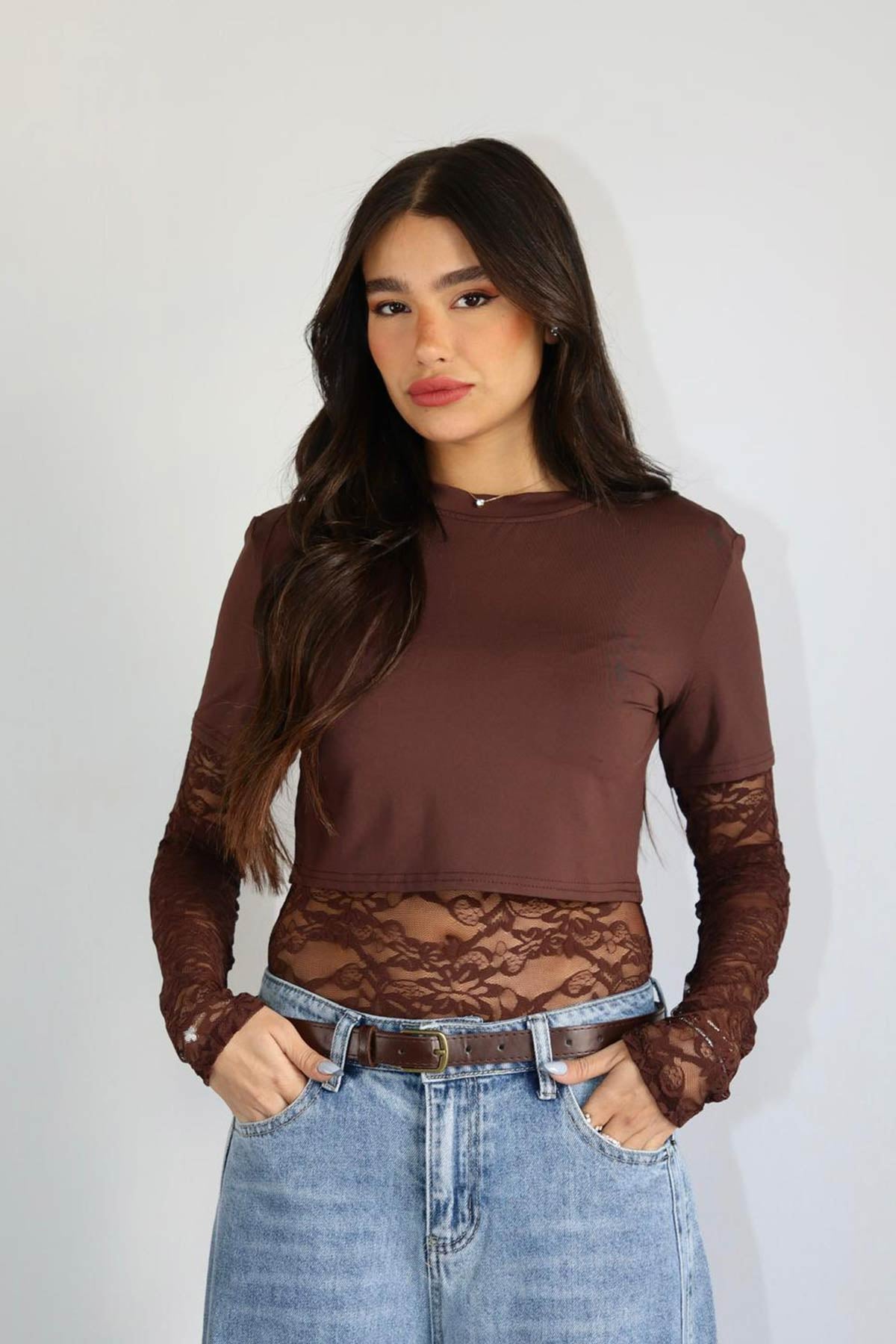 חולצת קרופ תחרה צ׳לסי