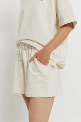 Juicy Couture מכנסי טרנינג קצרים Poppy בצבע שמנת לנשים-Juicy Couture-XS-נאקו