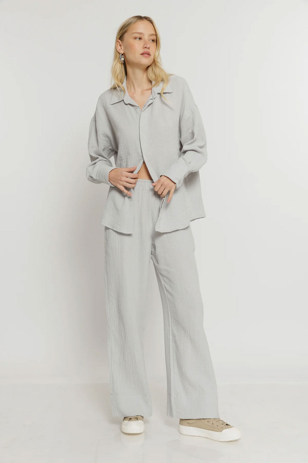 Juicy Couture חולצת טטרה מכופתרת Sigrid בצבע אפור לנשים-Juicy Couture-XS-נאקו