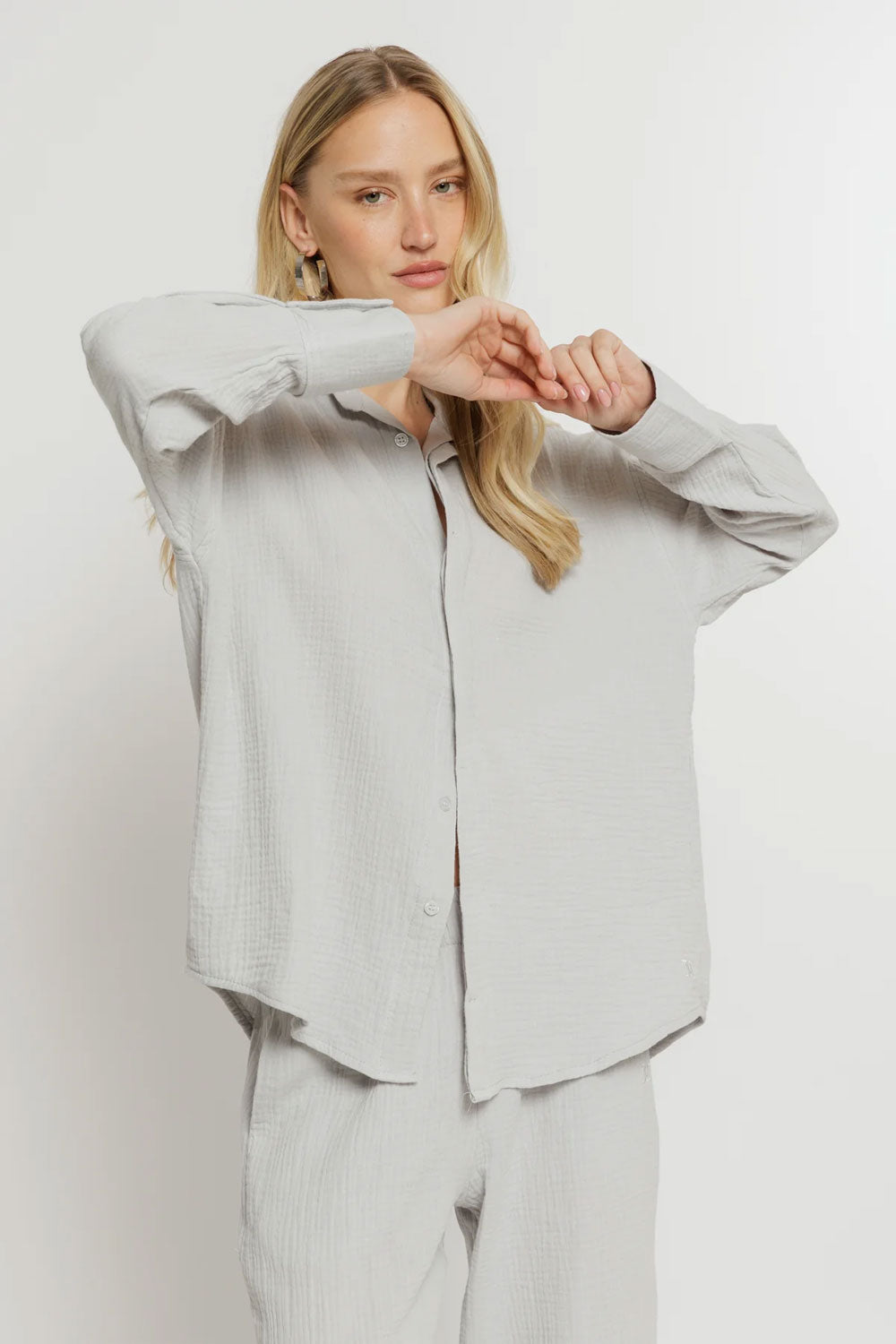 Juicy Couture חולצת טטרה מכופתרת Sigrid בצבע אפור לנשים-Juicy Couture-XS-נאקו