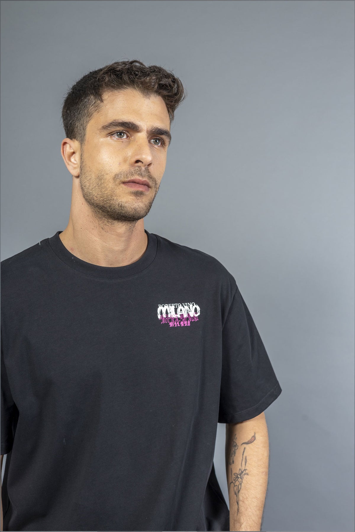 רוברטו וינו חולצת טי אובר סייז גרפיטי בצבע שחור-ורוד לגברים-Roberto Vino-XS-נאקו