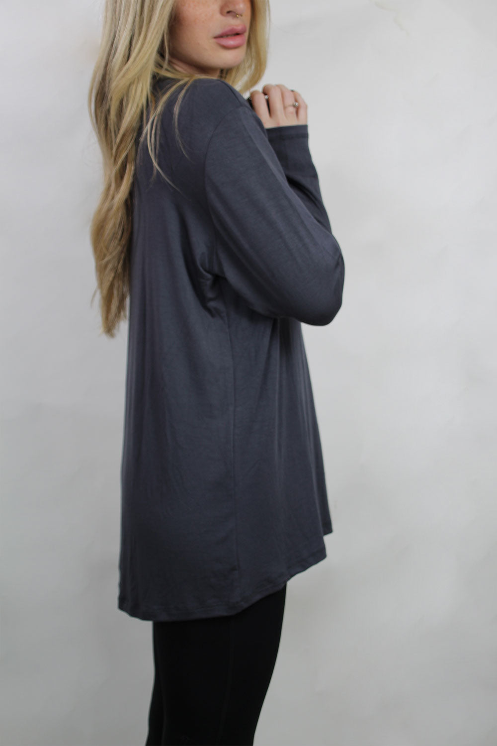 חולצת טוניקה שרוול ארוך וי בצבע אפור כהה לנשים-LilcoBasic-One Size-נאקו