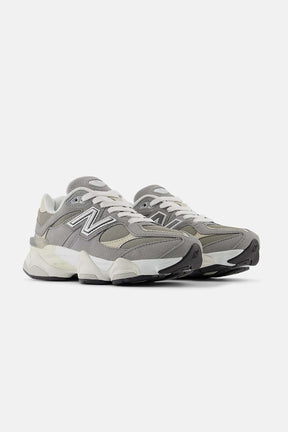 New Balance נעלי סניקרס 9060 בצבע אפור לנערים ולנשים