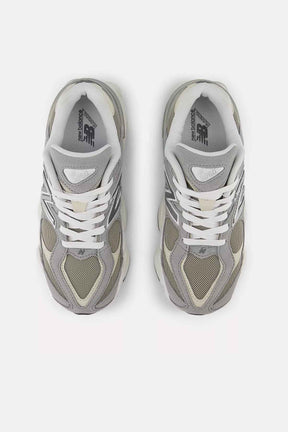 New Balance נעלי סניקרס 9060 בצבע אפור לנערים ולנשים