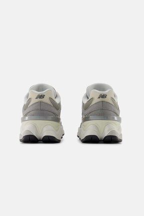 New Balance נעלי סניקרס 9060 בצבע אפור לנערים ולנשים