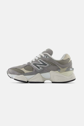 New Balance נעלי סניקרס 9060 בצבע אפור לנערים ולנשים