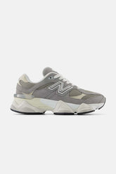 New Balance נעלי סניקרס 9060 בצבע אפור לנערים ולנשים