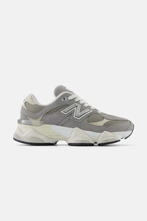 New Balance נעלי סניקרס 9060 בצבע אפור לנערים ולנשים
