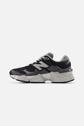 New Balance נעלי סניקרס 9060 בצבע שחור-אפור לנערים ונשים