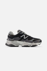 New Balance נעלי סניקרס 9060 בצבע שחור-אפור לנערים ונשים