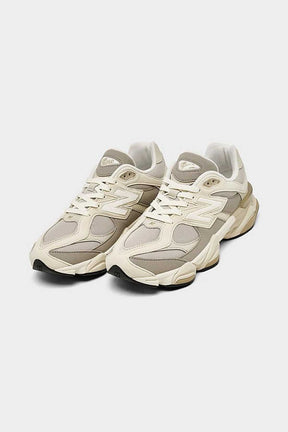 New Balance נעלי סניקרס 9060 בצבע שמנת-לבן לנערים ונשים