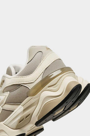 New Balance נעלי סניקרס 9060 בצבע שמנת-לבן לנערים ונשים