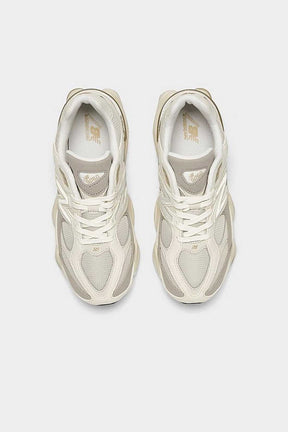 New Balance נעלי סניקרס 9060 בצבע שמנת-לבן לנערים ונשים