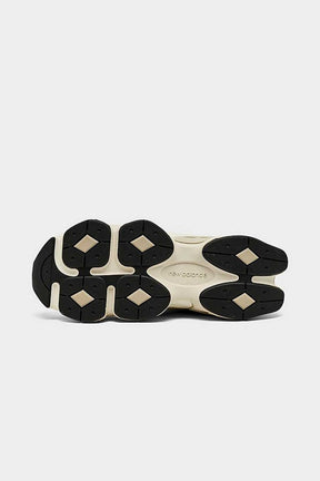 New Balance נעלי סניקרס 9060 בצבע שמנת-לבן לנערים ונשים