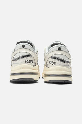 New Balance נעלי סניקרס 1000 בצבע שמנת יוניסקס