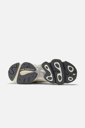 New Balance נעלי סניקרס 1000 בצבע שמנת יוניסקס