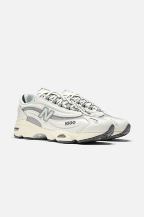 New Balance נעלי סניקרס 1000 בצבע שמנת יוניסקס