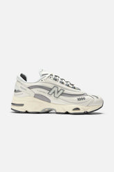 New Balance נעלי סניקרס 1000 בצבע שמנת יוניסקס