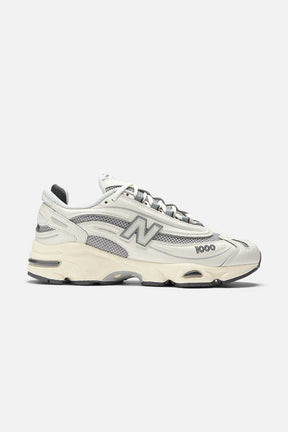 New Balance נעלי סניקרס 1000 בצבע שמנת יוניסקס