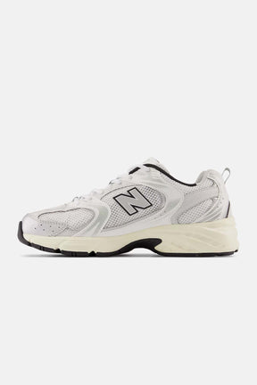 New Balance נעלי סניקרס 530 בצבע לבן מטאלי לגברים