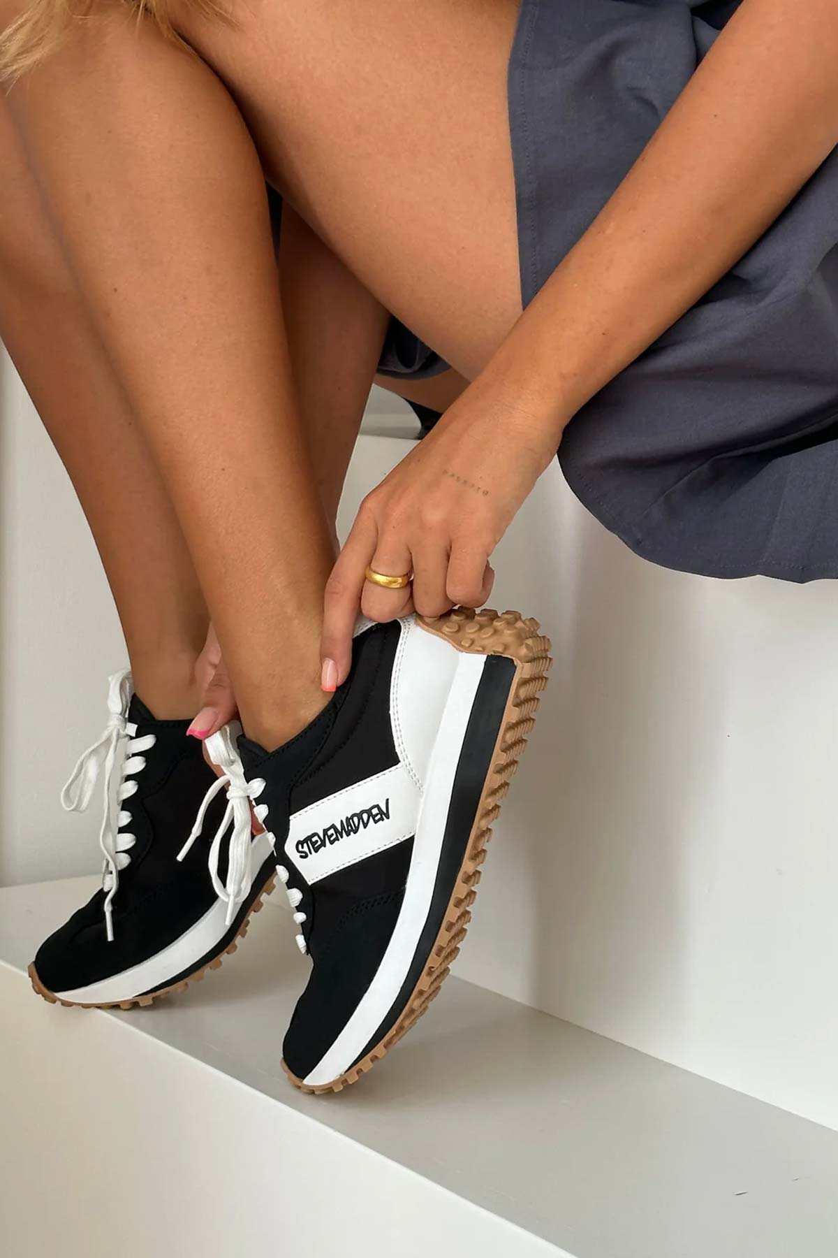 Steve Madden נעלי סניקרס Lineage בצבע שחור-לבן לנשים