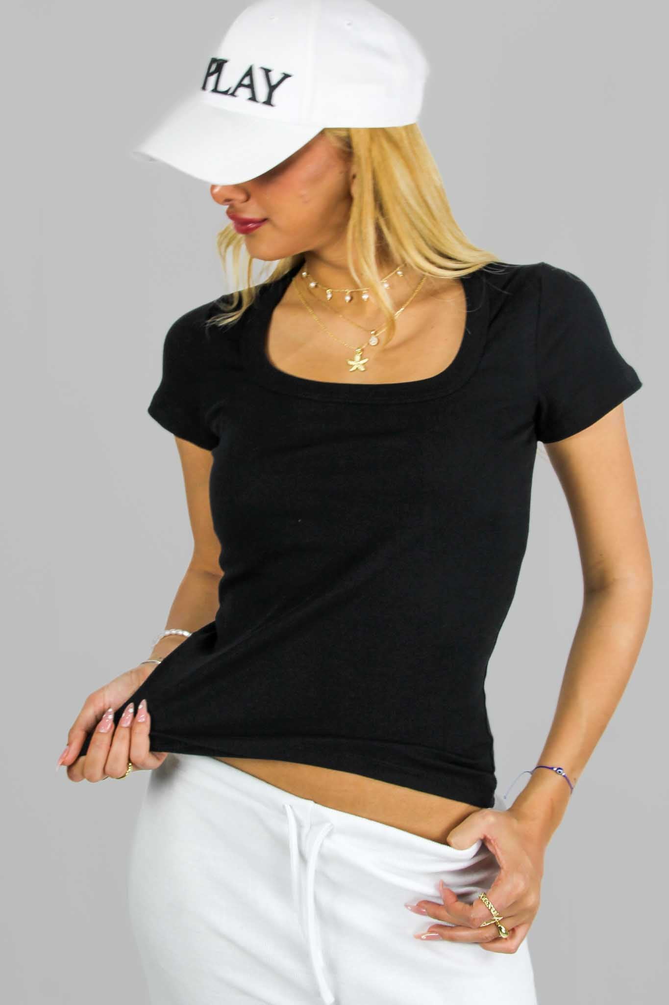 חולצת טי קצרה צווארון מרובע Jas בצבע שחור לנשים-Daniel-1-נאקו