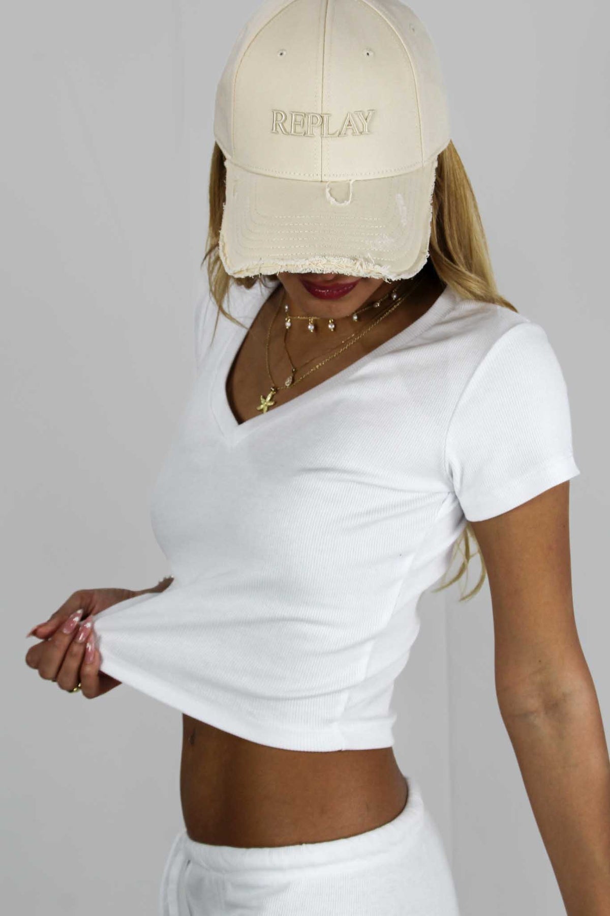 חולצת בטן ריב וי בצבע לבן לנשים-Daniel-One size-נאקו