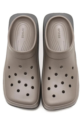 כפכפי קרוקס Blunt Toe Blocked לנשים בצבע חום פיוטר