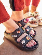Crocs Classic Cozzzy Sandal - כפכפי קרוקס פרווה לנשים בצבע שחור/שחור-Crocs-36-37-נאקו